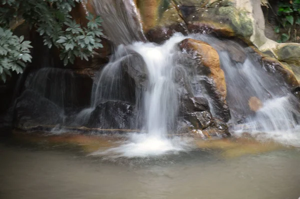 Uma pequena cachoeira — Fotografia de Stock