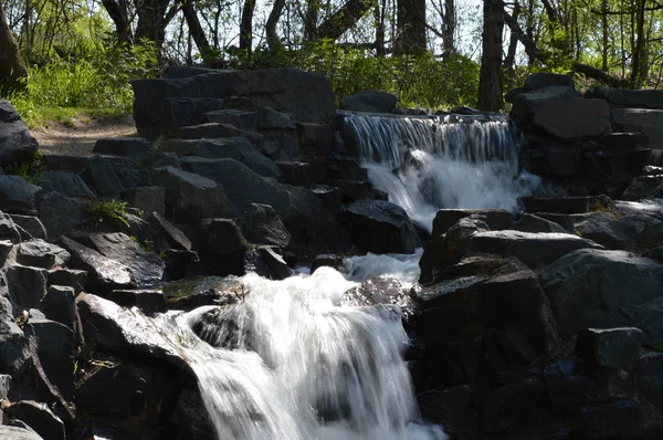Wodospad w parku — Zdjęcie stockowe