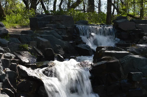 Cachoeira no parque — Fotografia de Stock