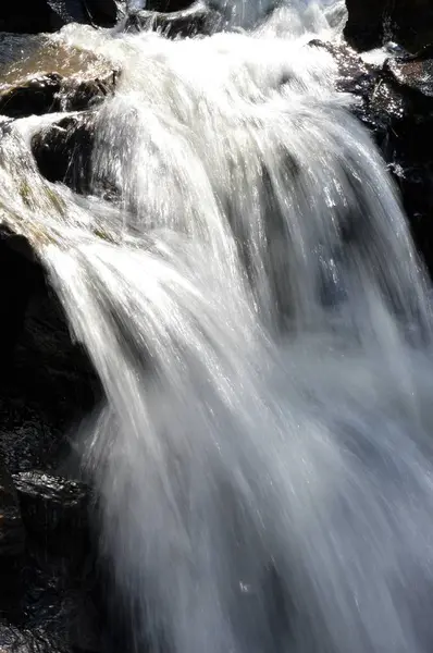 Vattenfall på park — Stockfoto