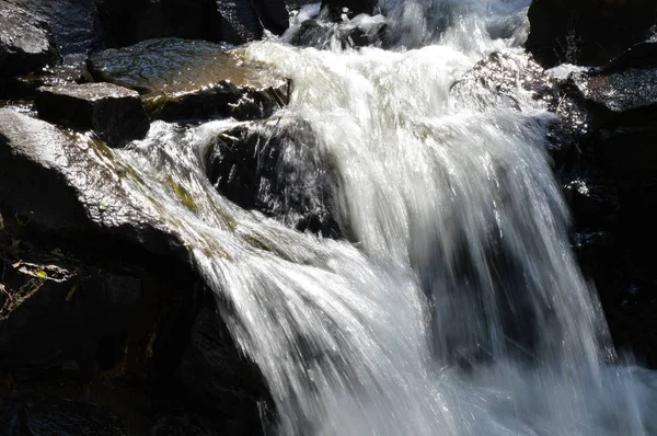 Vattenfall på park — Stockfoto