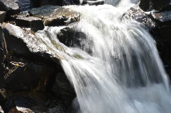 Vattenfall på park — Stockfoto