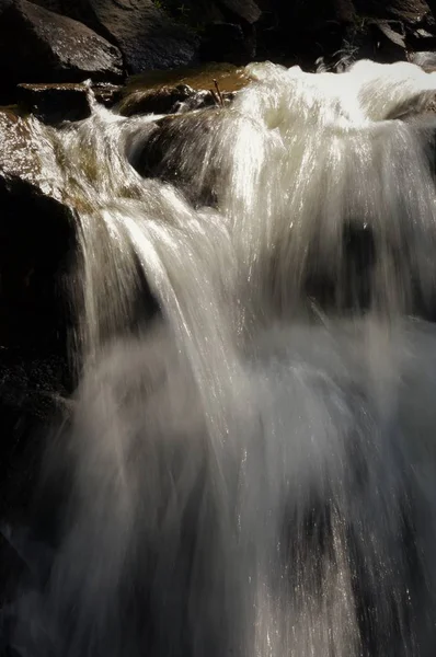 Vattenfall på park — Stockfoto