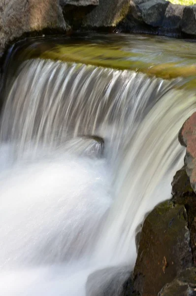 Cachoeira no parque — Fotografia de Stock