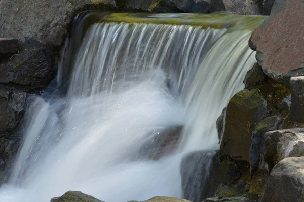 Cachoeira no parque — Fotografia de Stock