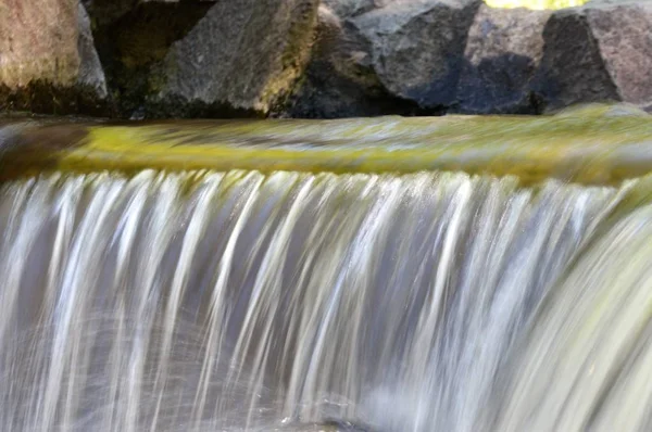 Vattenfall på park — Stockfoto