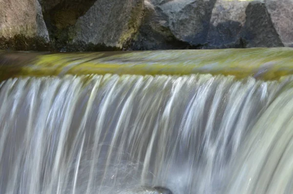 Cachoeira no parque — Fotografia de Stock