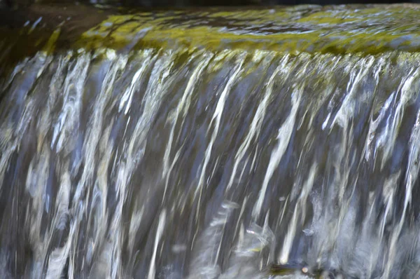 Wasserfall im Park — Stockfoto