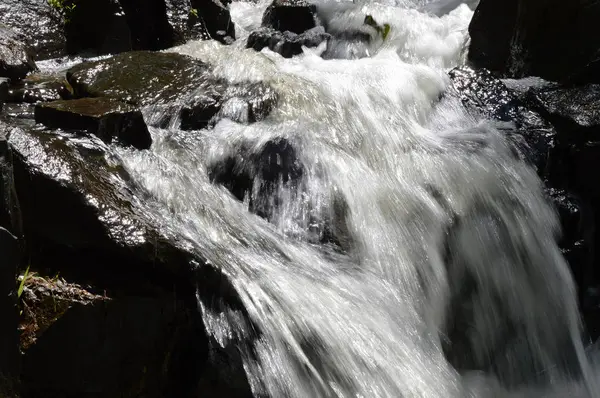 Wasserfall im Park — Stockfoto