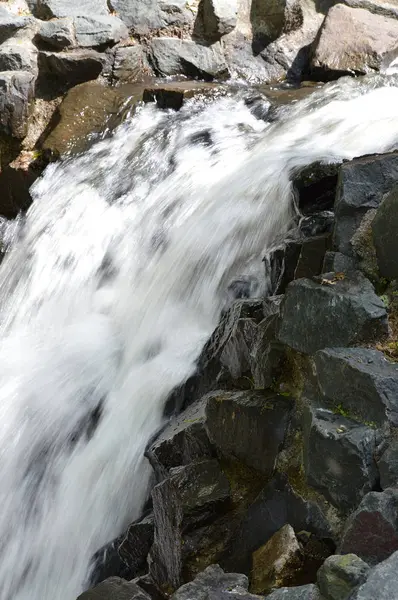 Cachoeira no parque — Fotografia de Stock