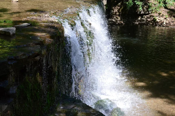 Cachoeira no parque — Fotografia de Stock