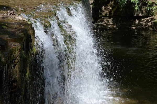 Vodopád v parku — Stock fotografie