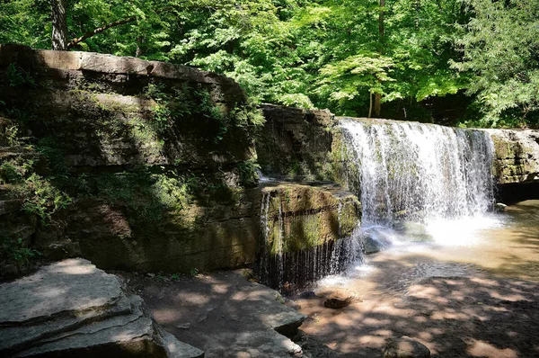 Cachoeira no parque — Fotografia de Stock