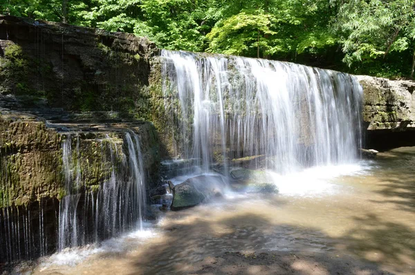 Cachoeira no parque — Fotografia de Stock