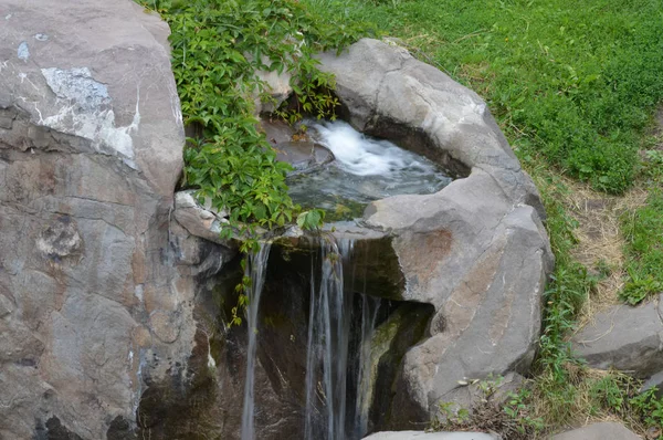 Uma cachoeira em um parque — Fotografia de Stock