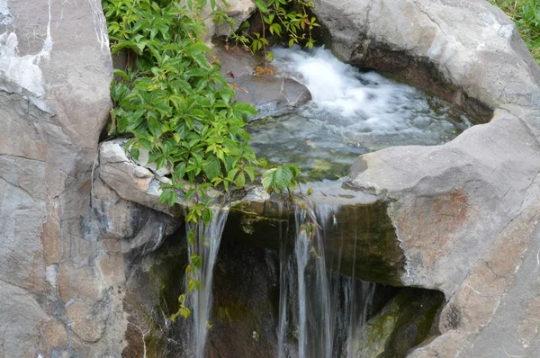 Uma cachoeira em um parque — Fotografia de Stock