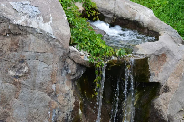 Uma cachoeira em um parque — Fotografia de Stock