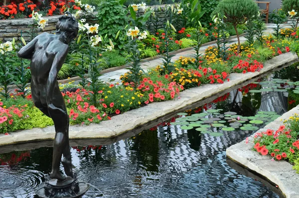 SAINT PAUL, MINNESOTA- GIUGNO 2017: Mostra floreale estiva nel Giardino Affondato dello Zoo e Conservatorio di Como a St. Paul, MN . — Foto Stock