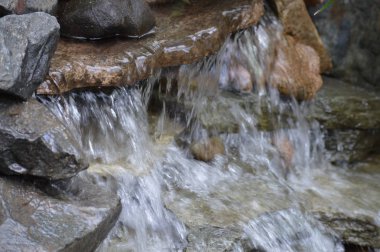 Küçük bir şelale.