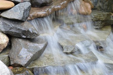 Küçük bir şelale.