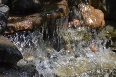 Küçük bir şelale.