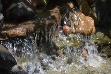 Küçük bir şelale.