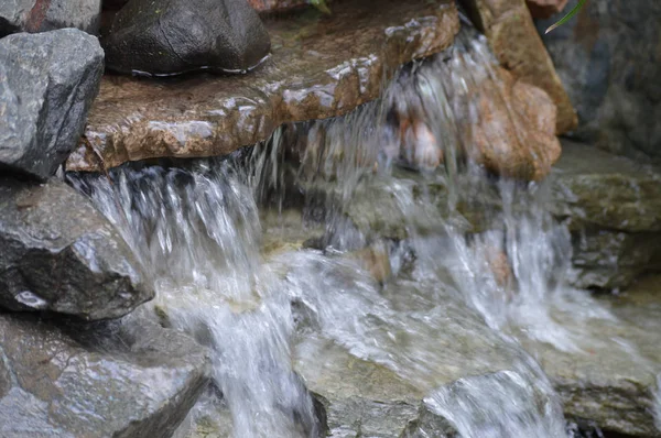 Una pequeña cascada — Foto de Stock