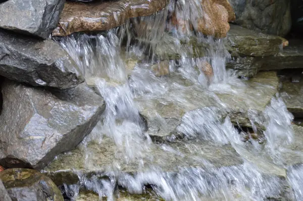 Küçük bir şelale.
