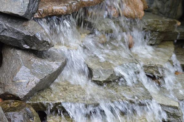Küçük bir şelale.