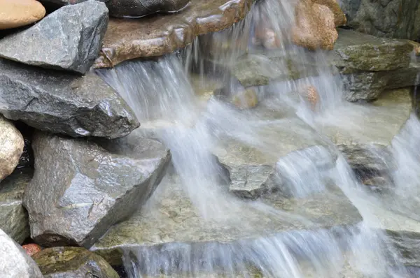 Küçük bir şelale.