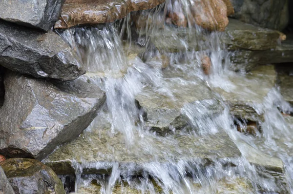Küçük bir şelale.