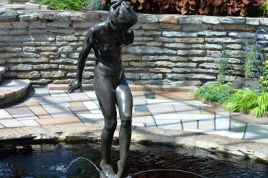 Saint Paul, Minnesota-Temmuz 2017: St. Paul, Mn Como Konservatuarı'nda batık bahçedeki heykel.