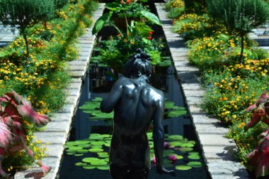 Saint Paul, Minnesota-Temmuz 2017: St. Paul, Mn Como Konservatuarı'nda batık bahçedeki heykel.