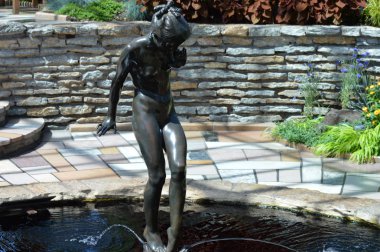 Saint Paul, Minnesota-Temmuz 2017: St. Paul, Mn Como Konservatuarı'nda batık bahçedeki heykel.