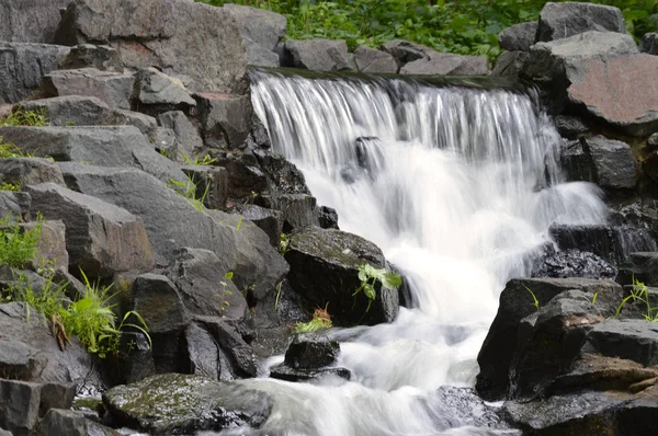 Vattenfall på park — Stockfoto