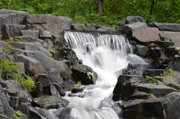 Vattenfall på park — Stockfoto