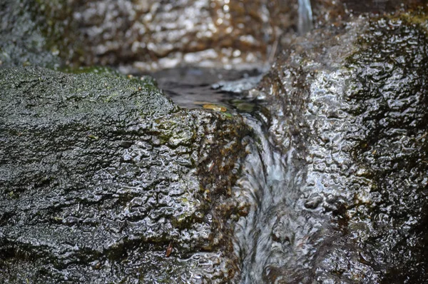 Водопад на скалах — стоковое фото