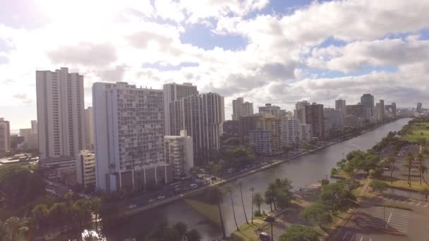 Κέντρο της εναέριας Waikiki Ala Wai κανάλι — Αρχείο Βίντεο