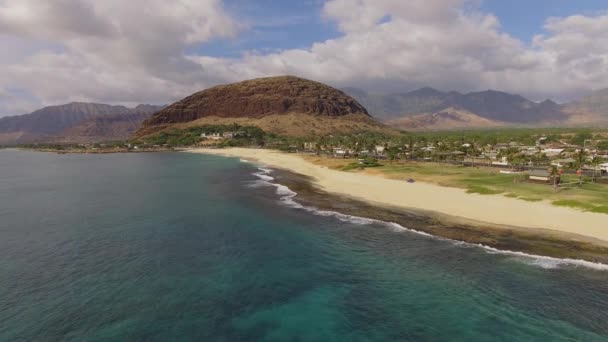 Aerial Maili Beach Park voando sobre as ondas — Vídeo de Stock