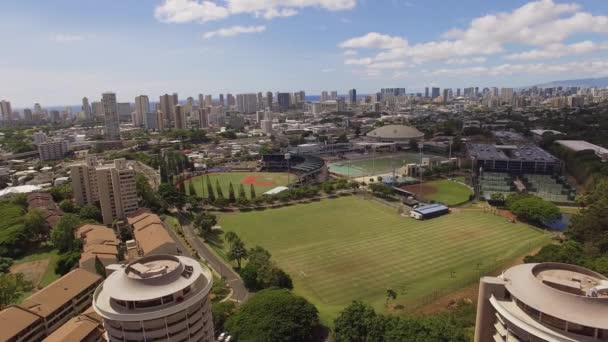 Antenne stadion Universiteit van Hawaï in Manoa — Stockvideo