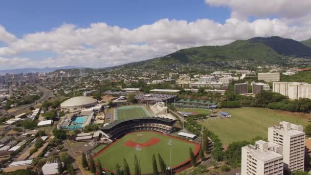 Aerial Stadion University of Hawaii w Manoa — Wideo stockowe