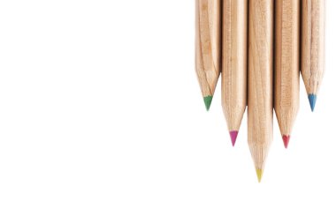 Beyaz arkaplanda izole edilmiş renkli kalemler