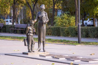 Volgograd. Krasnoarmeysk bölgesinde ilk öğretmen Anıtı