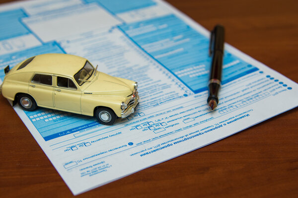 Волгоград. Россия - 30 октября 2016 г. - Форма уведомления о ДТП с моделями автомобилей
