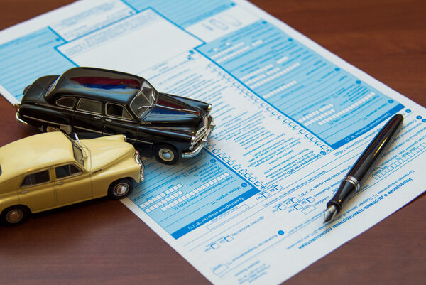 Волгоград. Россия - 30 октября 2016 года - Форма извещения о ДТП с моделями автомобилей
