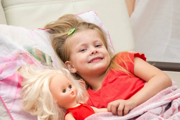 Bir bardak süt yatakta ile küçük kız