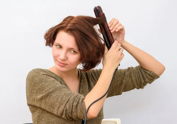 Το κορίτσι του ανέμου τα μαλλιά για το κατσάρωμα σίδερα μαλλιών — Φωτογραφία Αρχείου