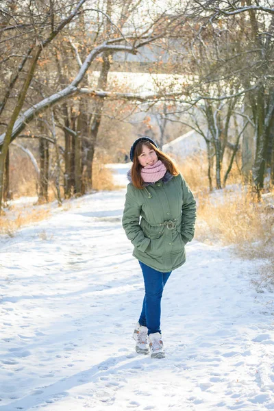 Veselá dívka stojící na zimní cestě v parku — Stock fotografie