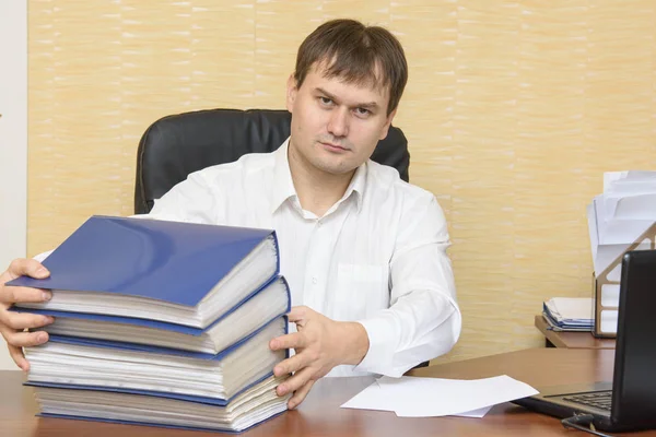 Mannen på kontoret i tabellen File mappar med dokument — Stockfoto