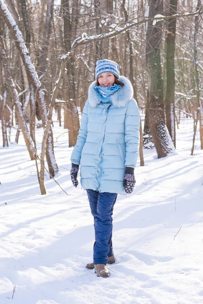 Mladá dívka v zimním lese v plném růstu — Stock fotografie